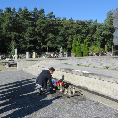 Moment składania kwiatów